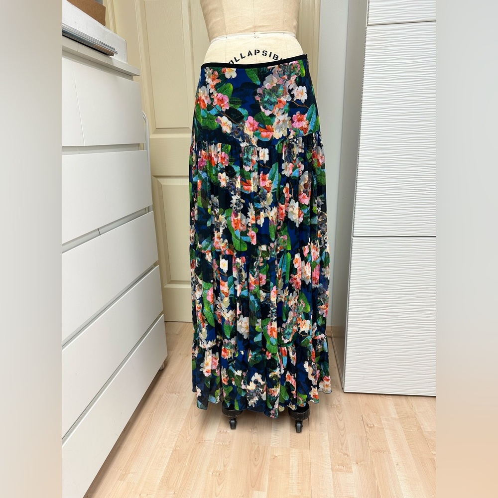 Karen Millen chiffon printed long skirt w/3 ruffles. Fully lined.